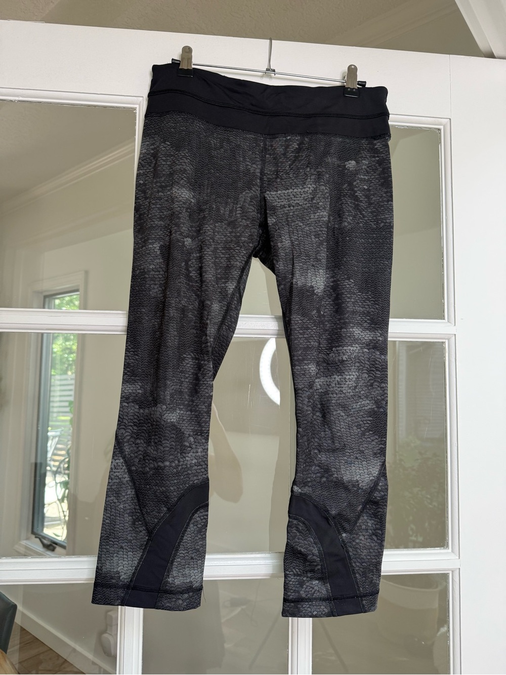 lululemon athletica Black & Gray Textured Capri Leggings 3/4 length